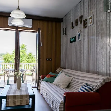 Apartment Vjera Tisno
